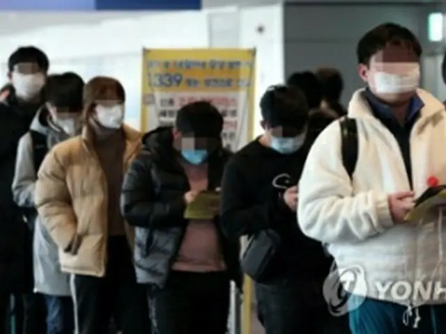 仁川空港に到着した中国からの入国者が体温検査を受けるために列を作っている＝２８日、仁川（聯合ニュース）