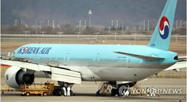 ２９日に韓国・仁川空港で整備中のチャーター機＝（聯合ニュース）