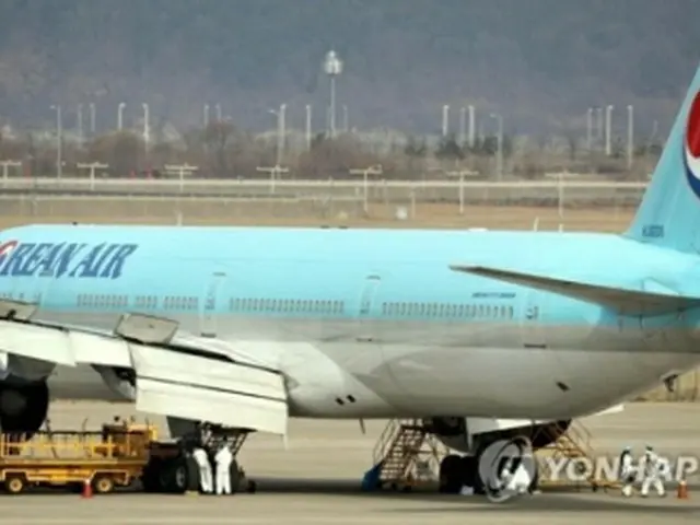 ２９日に韓国・仁川空港で整備中のチャーター機＝（聯合ニュース）