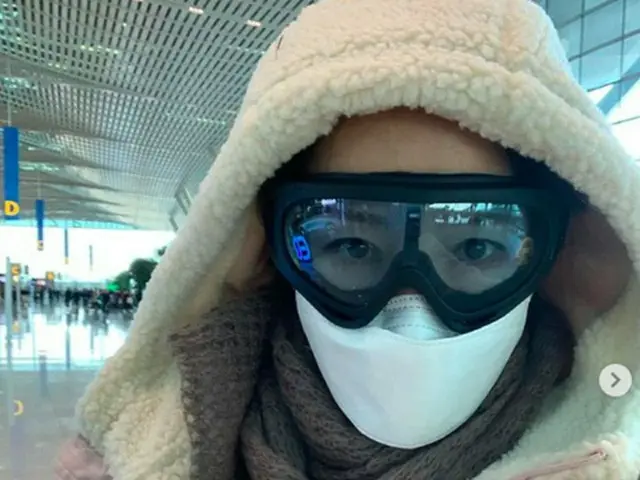 歌手ミナ、新型肺炎の感染防止”完全武装”の空港ファッションを公開 「恥ずかしいなんて言ってられない」（画像:OSEN）