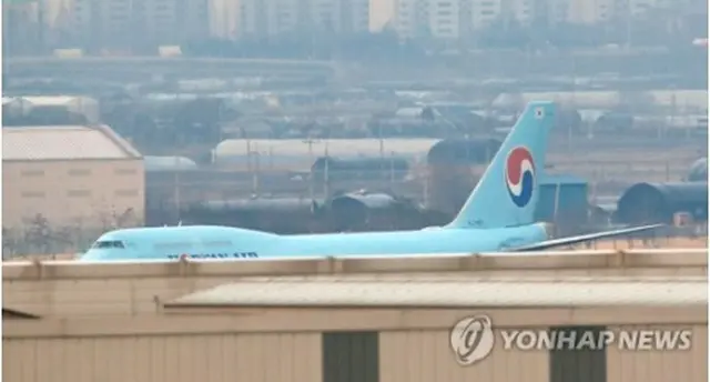 ソウルの金浦国際空港に到着したチャーター機が滑走路を進んでいる=31日、ソウル（聯合ニュース）
