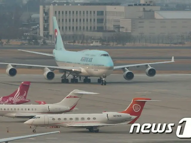 武漢から韓国人乗せたチャーター機、金浦空港に到着＝検査後、隔離施設へ（画像:news1）
