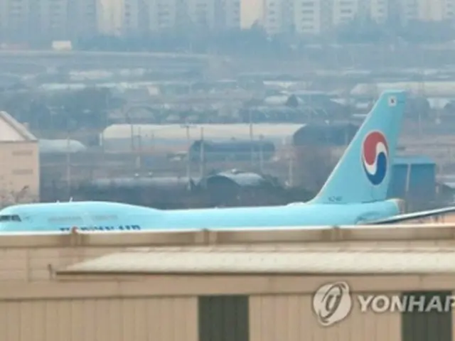 ソウルの金浦国際空港に到着したチャーター機が滑走路を進んでいる=３１日、ソウル（聯合ニュース）