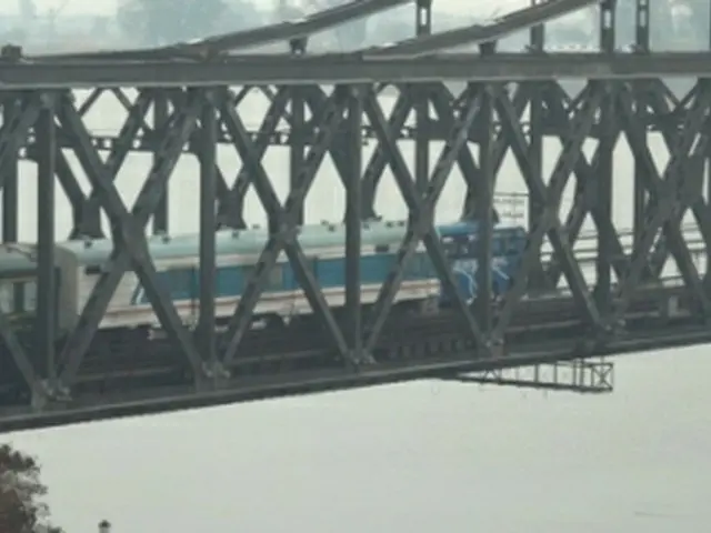 中国・丹東と北朝鮮・新義州間を走る列車（資料写真）＝（聯合ニュース）