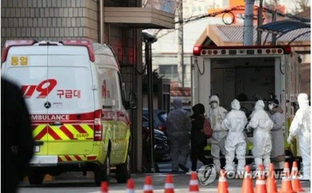 ３１日には武漢から３６０人余りがチャーター機で帰国した。帰国者のうち、新型コロナウイルスへの感染が疑われる症状のある人は救急車で病院へ運ばれた＝３１日、ソウル（聯合ニュース）