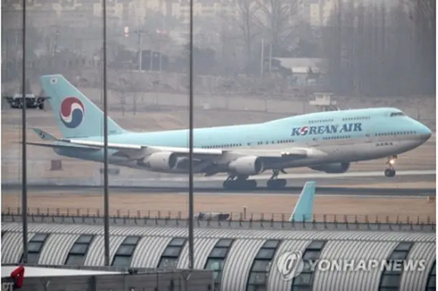 中国・武漢に滞在していた韓国人を乗せたチャーター機の第２便が金浦空港に到着した＝１日、ソウル（聯合ニュース）