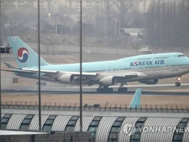 中国・武漢に滞在していた韓国人を乗せたチャーター機の第２便が金浦空港に到着した＝１日、ソウル（聯合ニュース）