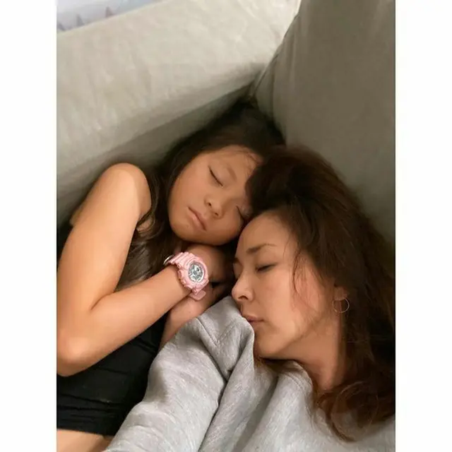 モデルのSHIHOが、娘のチュ・サランちゃんとの近況を伝えて話題になっている。 （写真提供:OSEN）
