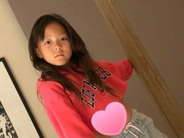 サランちゃん、さらに一層の成長...クロップティーでモデルポーズ&眼差し(提供:News1)