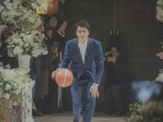 キム・スンヒョン＆チャン・ジョンユン、結婚式での写真を公開、新郎はドリブルでバージンロード入場