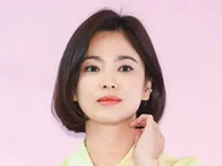 女優ソン・ヘギョ、韓国教授とニューヨーク・ブルックリン美術館にハングル案内書寄贈