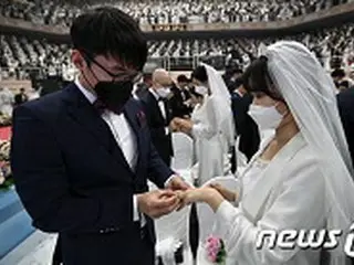 「マスクをした新郎新婦」…統一教会合同結婚式に外信も注目＝韓国