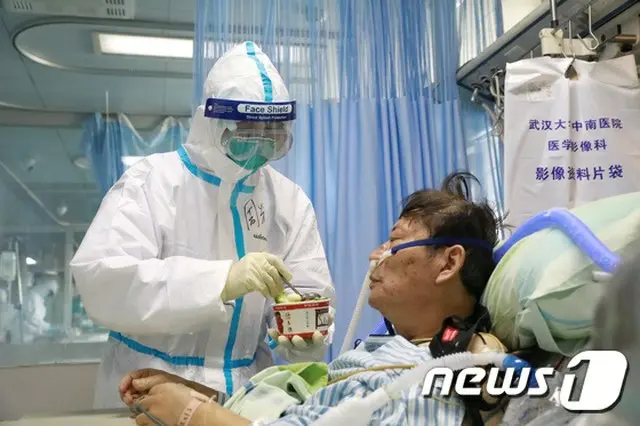 中国武漢の病院で感染症患者が食事をしている（提供:news1）