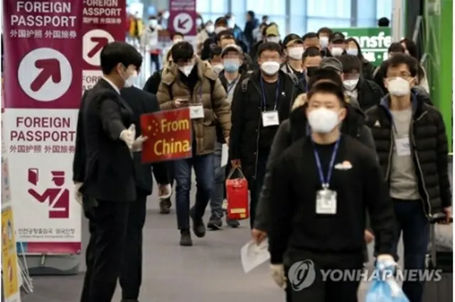 仁川国際空港に到着したマスク姿の入国者（資料写真）＝（聯合ニュース）