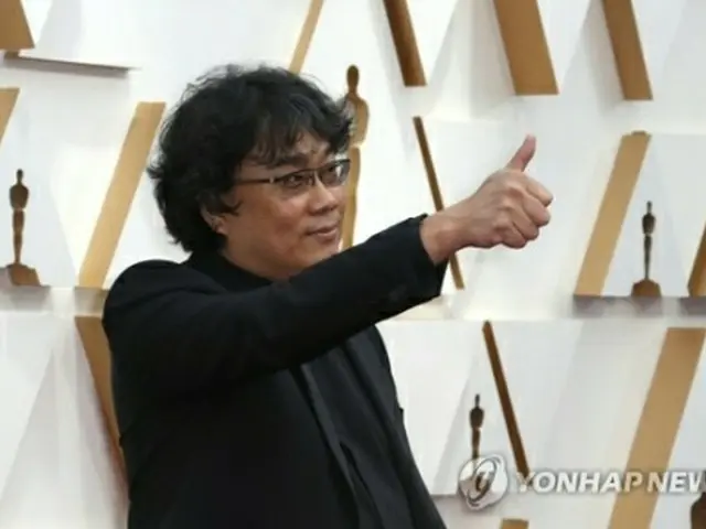 韓国映画「パラサイト　半地下の家族」のポン・ジュノ監督が10日（日本時間）、第92回米アカデミー賞の授賞式に出席し、レッドカーペットでポーズを取っている=9日、ロサンゼルス（ロイター＝聯合ニュース）