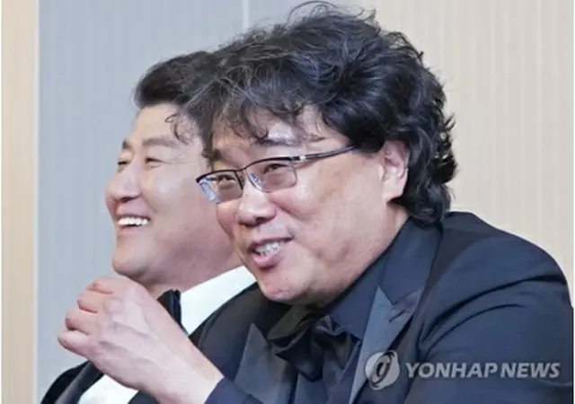 会見で質問に答えるポン監督（手前）とソン・ガンホ＝（聯合ニュース）