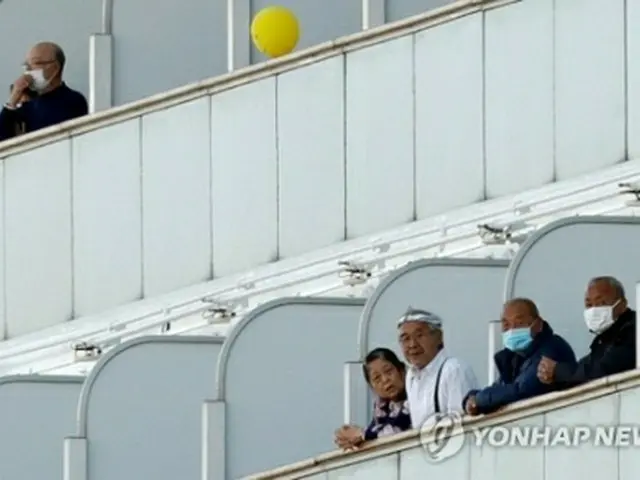 客室のバルコニーに出た乗船客ら＝１０日、横浜（ロイター＝聯合ニュース）
