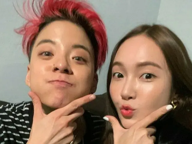 歌手エンバ(元f(x))が、ジェシカ（少女時代）と撮ったツーショットを公開して話題になっている。（写真提供:OSEN）