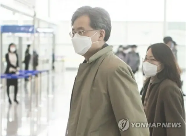仁川空港から出国する金氏＝１２日、仁川（聯合ニュース）