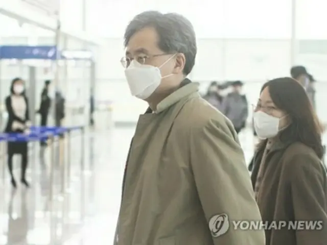 仁川空港から出国する金氏＝１２日、仁川（聯合ニュース）
