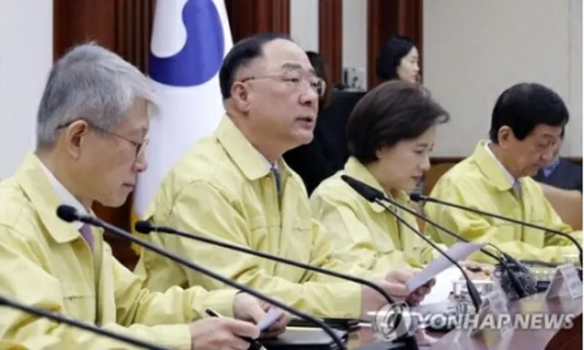 １２日に開かれた経済活力対策会議で発言する洪楠基（ホン・ナムギ）経済副首相兼企画財政部長官（左から２人目）＝（聯合ニュース）
