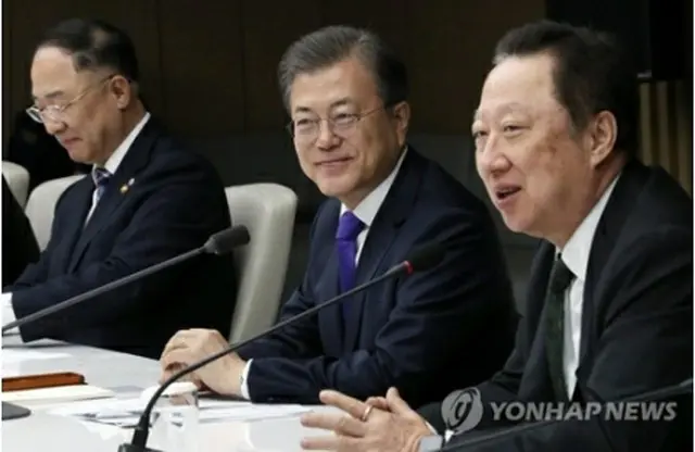 大韓商工会議所で財界首脳と懇談する文大統領（中央）＝１３日、ソウル（聯合ニュース）
