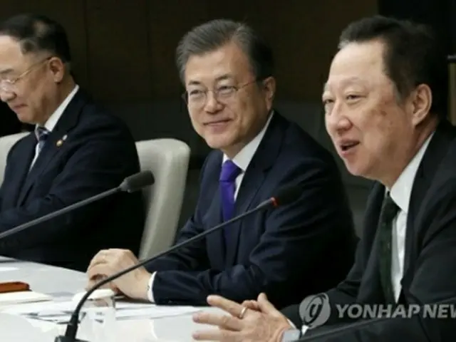 大韓商工会議所で財界首脳と懇談する文大統領（中央）＝１３日、ソウル（聯合ニュース）