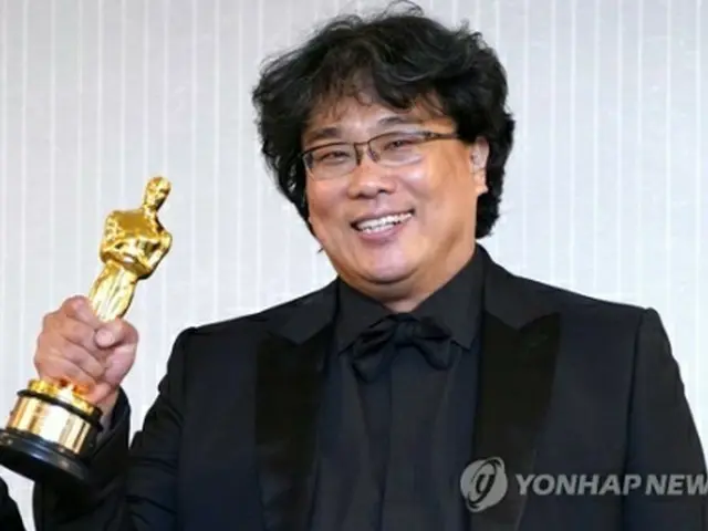 オスカー像を手にするポン・ジュノ監督＝（聯合ニュース）