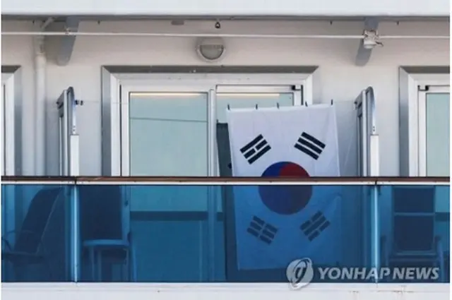 ダイヤモンド・プリンセスの客室に掲げられている韓国の国旗「太極旗」＝（ロイター＝聯合ニュース）