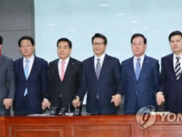記念撮影を行う合同会議に参加した３党の議員＝２０日、ソウル（聯合ニュース）