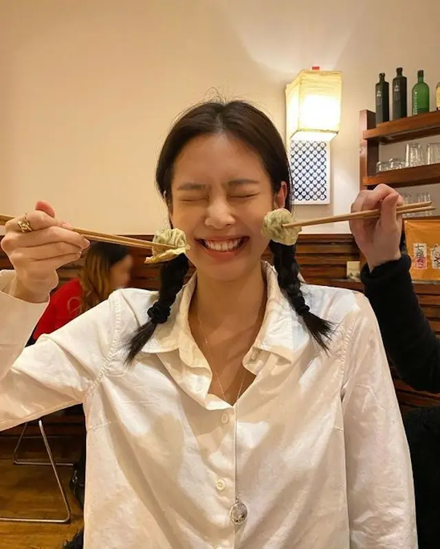 ジェニー（BLACKPINK）、インスタでキュートなポーズを披露…「バレンタインデーに餃子を食べました」（提供:OSEN）
