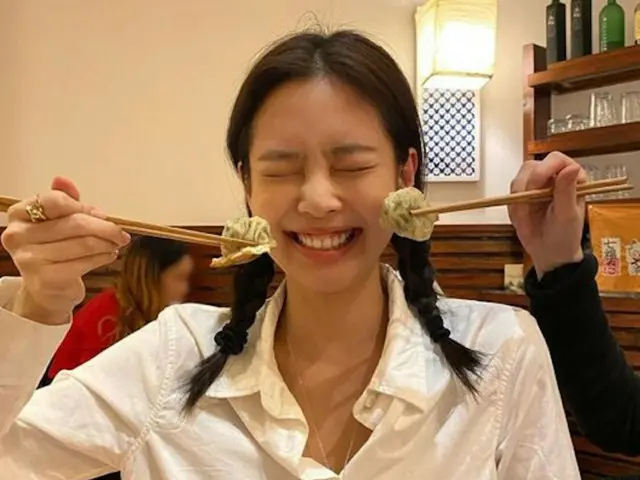 ジェニー（BLACKPINK）、インスタでキュートなポーズを披露…「バレンタインデーに餃子を食べました」（提供:OSEN）