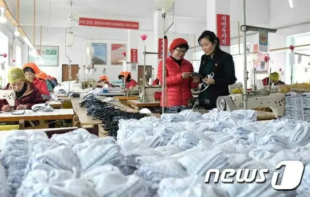 北朝鮮の被服工場でマスクなどを作っている労働者たち（提供:news1）