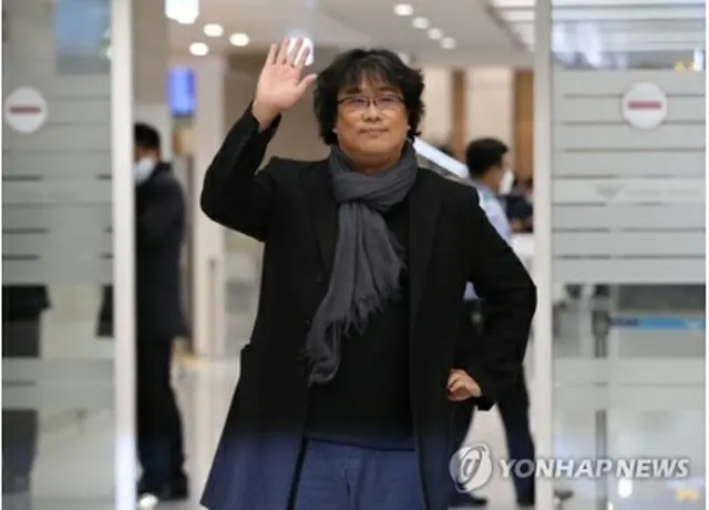 仁川国際空港から帰国したポン・ジュノ監督＝１６日、仁川（聯合ニュース）
