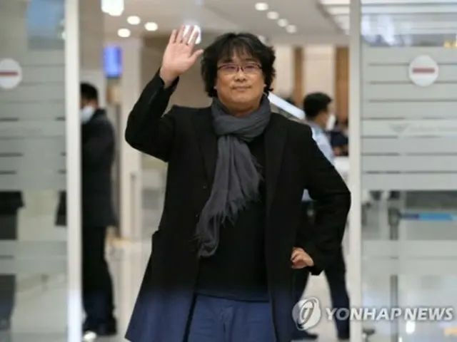 仁川国際空港から帰国したポン・ジュノ監督＝１６日、仁川（聯合ニュース）