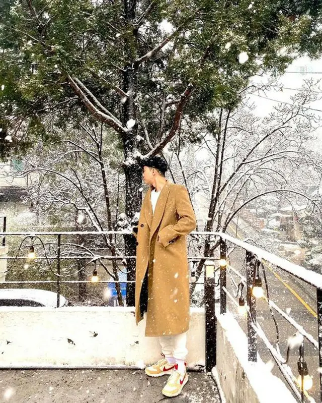 パク・ソジュン、ぼたん雪に当たる姿を公開…コート姿の185cm（提供:OSEN）