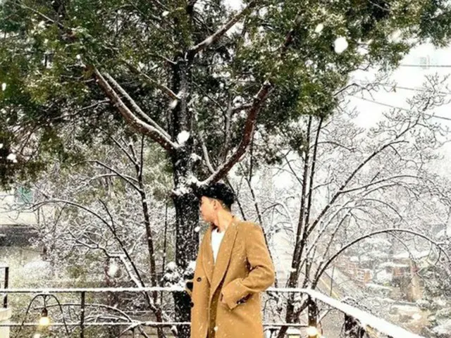 パク・ソジュン、ぼたん雪に当たる姿を公開…コート姿の185cm（提供:OSEN）