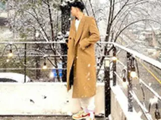パク・ソジュン、ぼたん雪に当たる姿を公開…コート姿の185cm