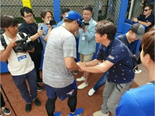 メディアのインタビューに応じた柳賢振（中央）＝17日、ダンイーデン