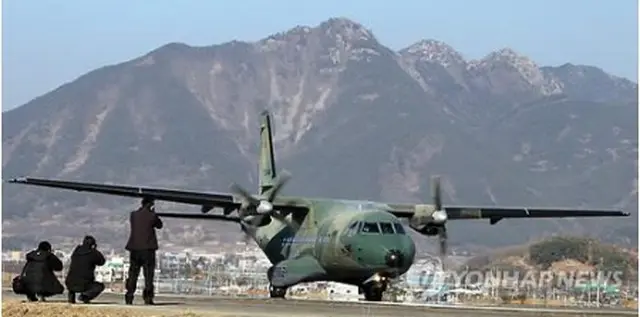 軍輸送機ＣＮ２３５（資料写真）＝（聯合ニュース）