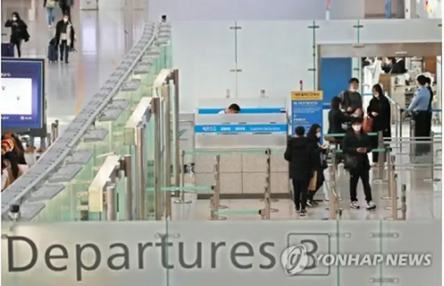 11日、旅行客が急減し、閑散としている仁川国際空港の出国ロビー＝（聯合ニュース）