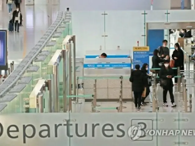 11日、旅行客が急減し、閑散としている仁川国際空港の出国ロビー＝（聯合ニュース）