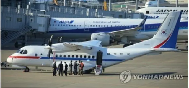 羽田空港に到着した大統領専用機＝１８日、東京（聯合ニュース）