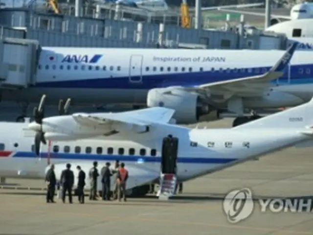 羽田空港に到着した大統領専用機＝１８日、東京（聯合ニュース）