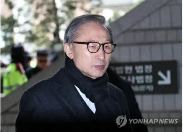 出廷する李明博被告＝１９日、ソウル（聯合ニュース）