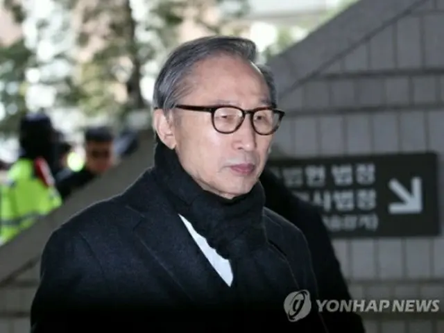 出廷する李明博被告＝１９日、ソウル（聯合ニュース）