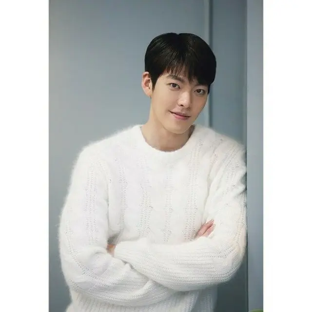 韓国俳優キム・ウビンが、所属事務所を移籍してから新しいプロフィール写真公開して話題になっている。（写真提供:OSEN）