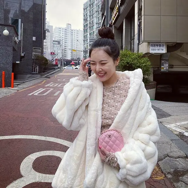 ヒョナ、すっぴん姿でいたずらっ子な表情をインスタで公開…ステージとは180度違うキュートさ（提供:OSEN）
