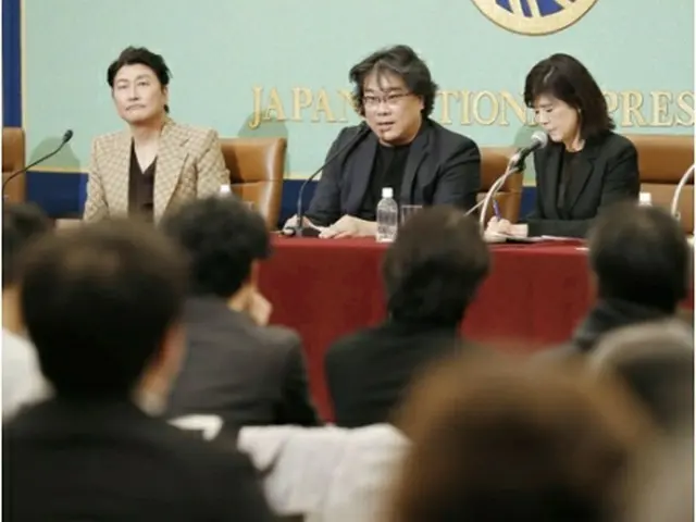 日本記者クラブでの会見に出席したポン・ジュノ監督（中央）とソン・ガンホ（左）＝２３日、東京（共同＝聯合ニュース）