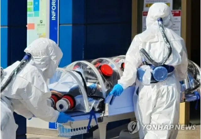 病院に搬送される感染者（資料写真）=（聯合ニュース）